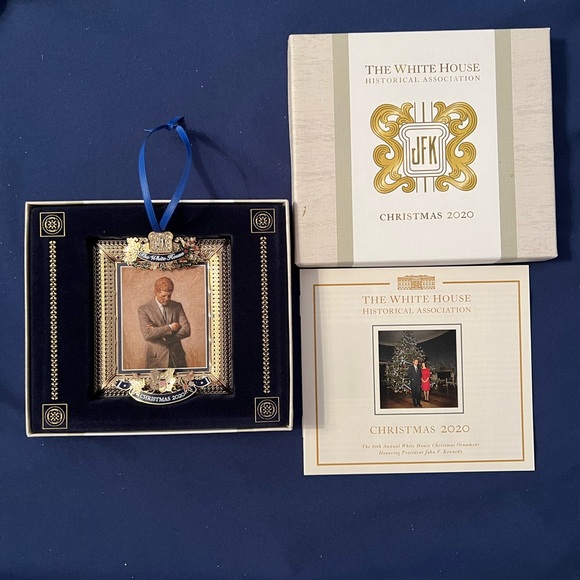 White House Historical Assoc. JFK Christmas 2020 Ornament w/Pamphlet & Box MINT - Picture 2 of 2